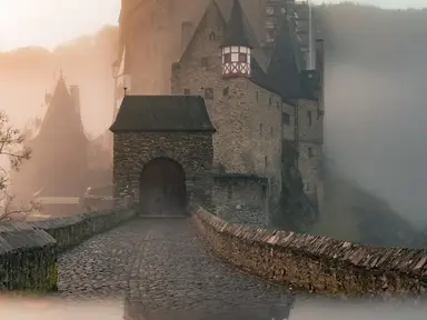 自然绿色与可持续场景，代表环保科技与循环经济行业