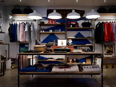 有质感的零售与消费品牌陈列场景，代表新消费与 DTC 品牌行业